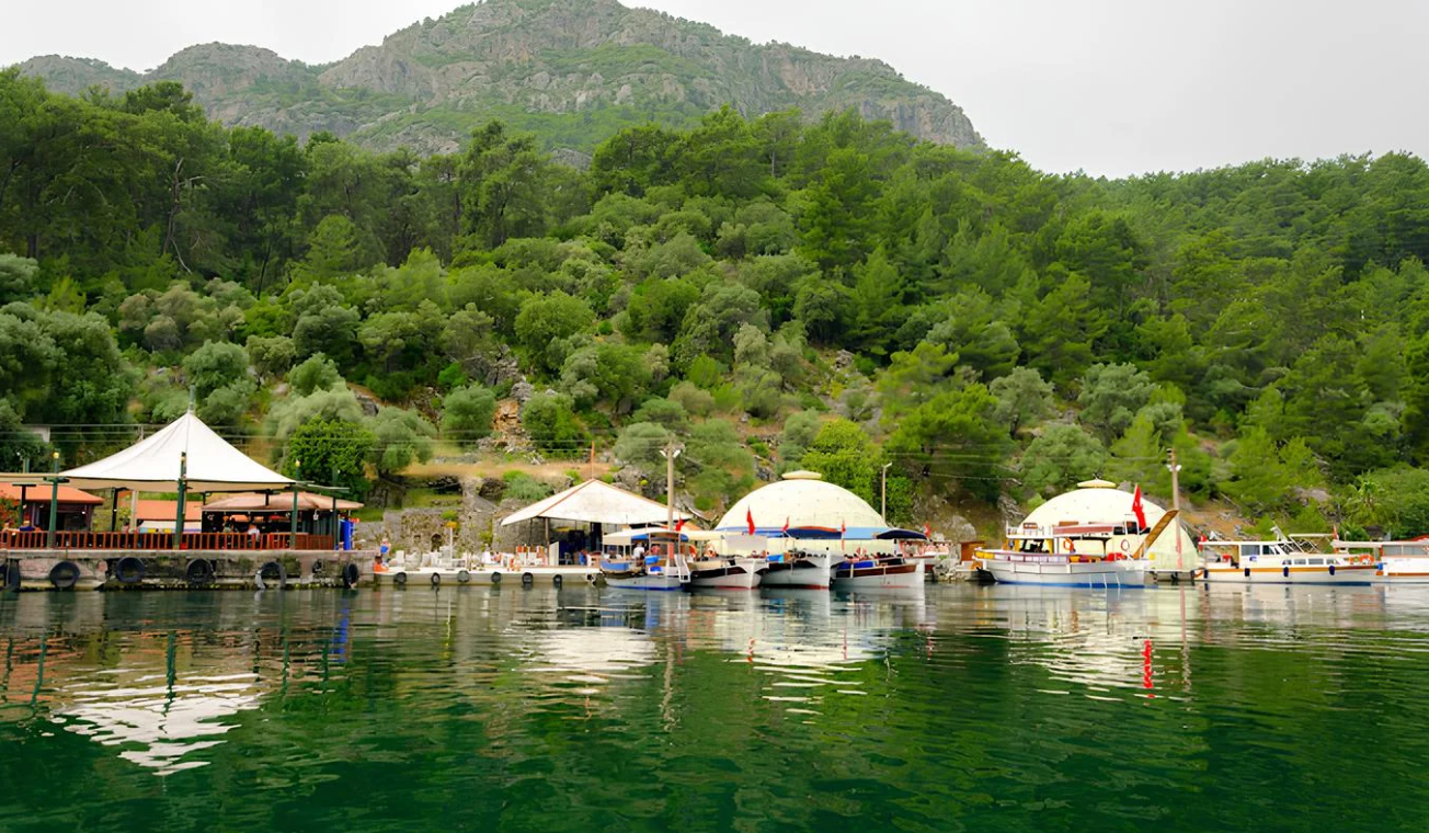 Köyceğiz gölü ve tekneler